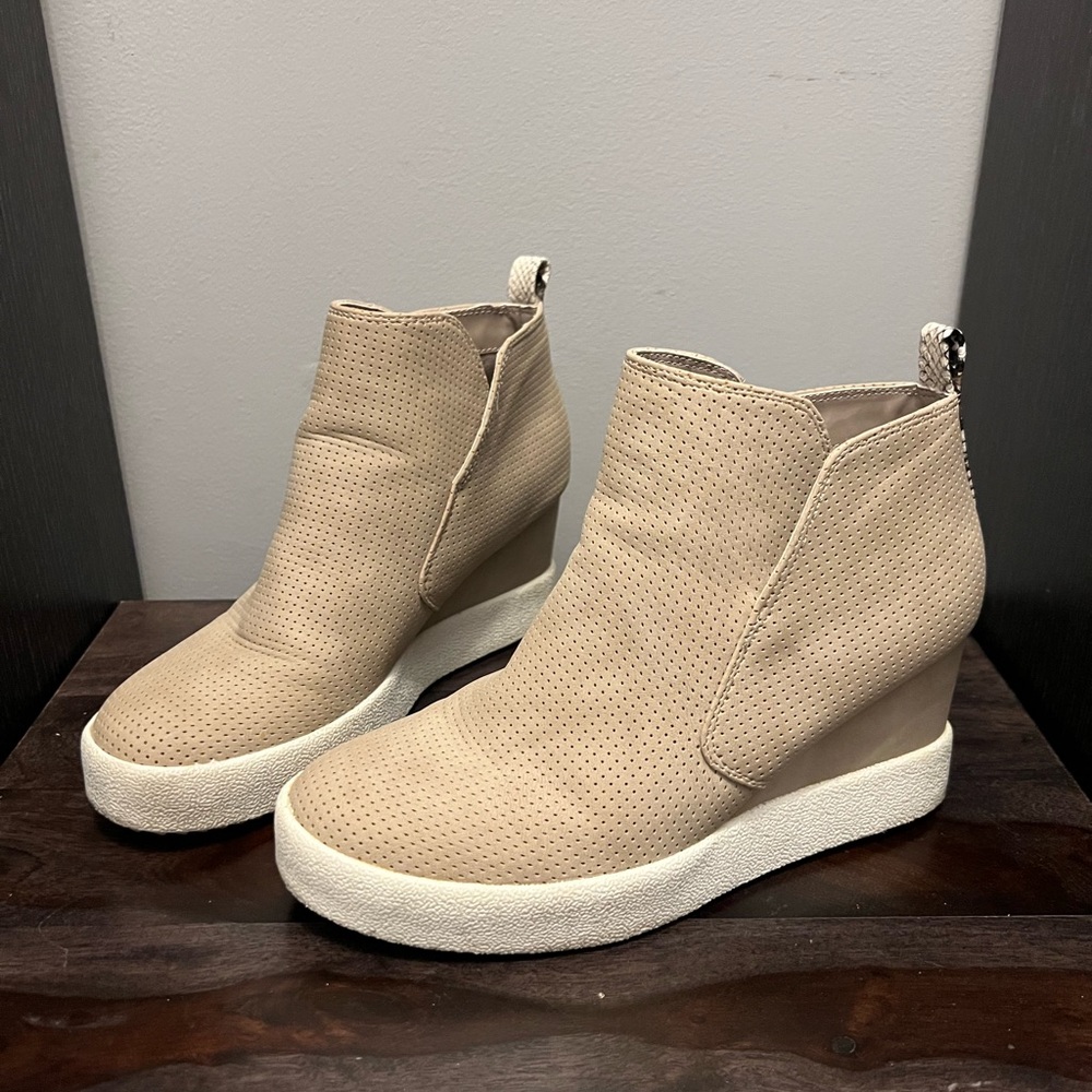 Cream wedge sneakers, size 7, great condition